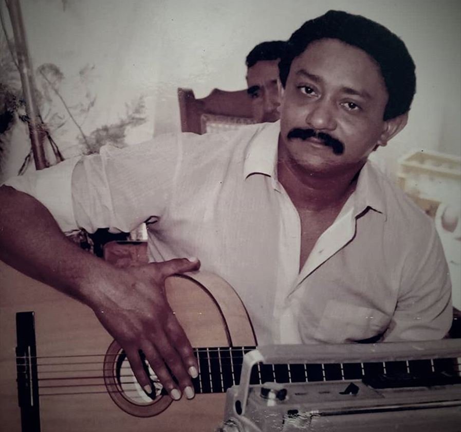 Hernando Marín al lado de su guitarra y lleno de la más grande inspiración regaló hermosos cantos vallenatos
