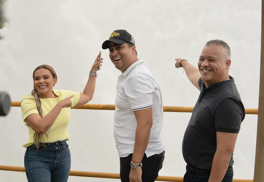 Andreina García, gerente de Esepgua; Jairo Aguilar, Gobernador de La Guajira; y Enrique Camilo Urbina, alcalde de San Juan del Cesar.