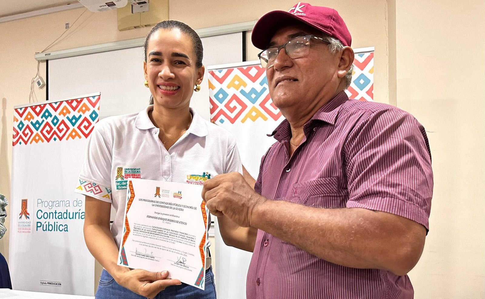 Campesino beneficiario recibiendo su certificación en capacidades contables