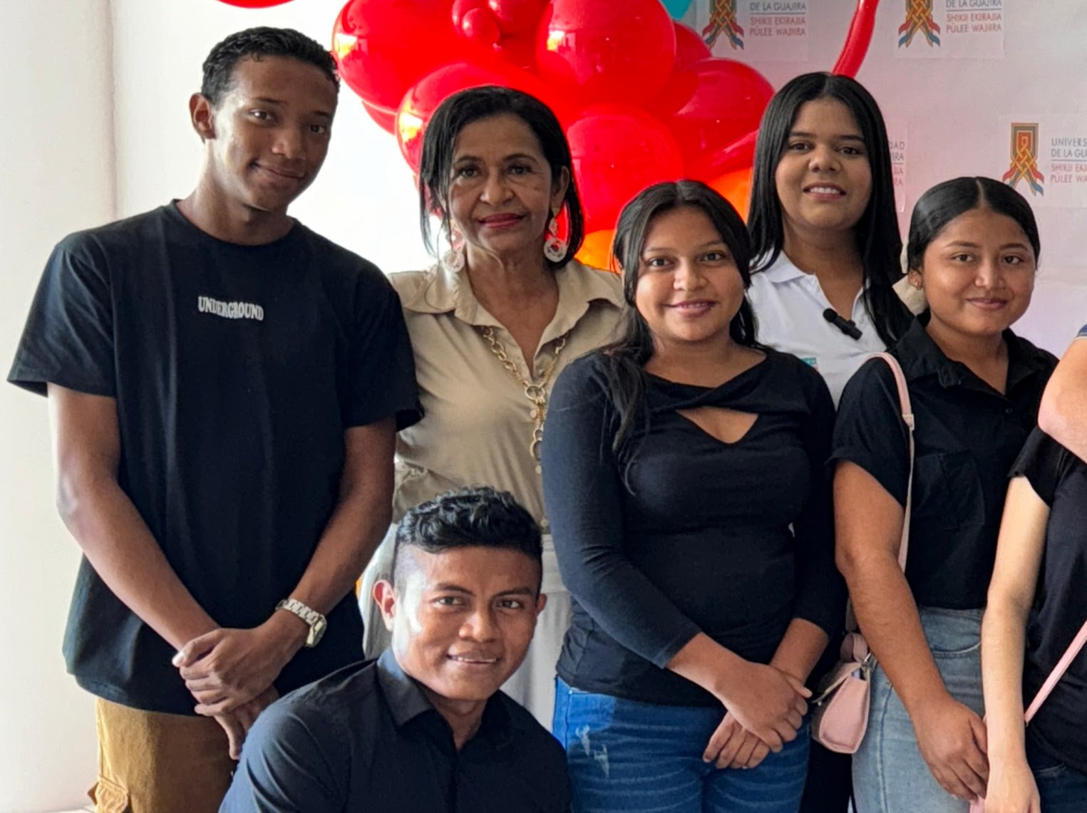 Directora de Regionalización de Uniguajira junto a estudiantes beneficiados