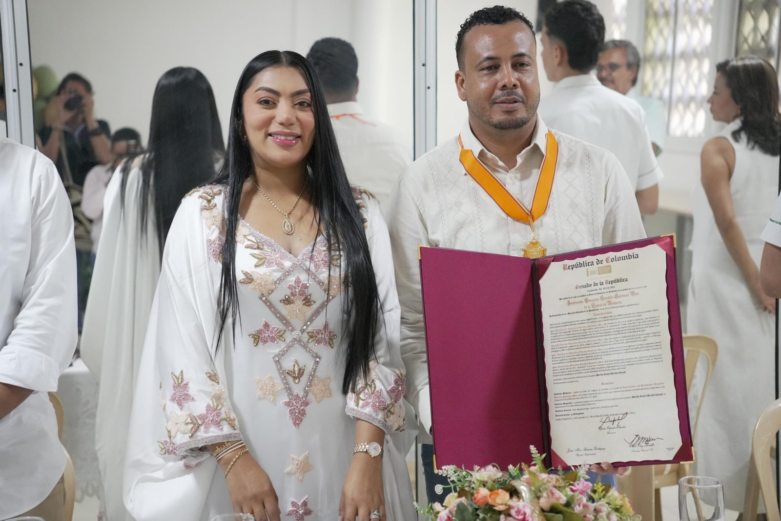 Entrega de condecoración por parte de la senadora Martha Peralta al rector de la I.E Eusebio Septimio Mari, Ángel Fernández.