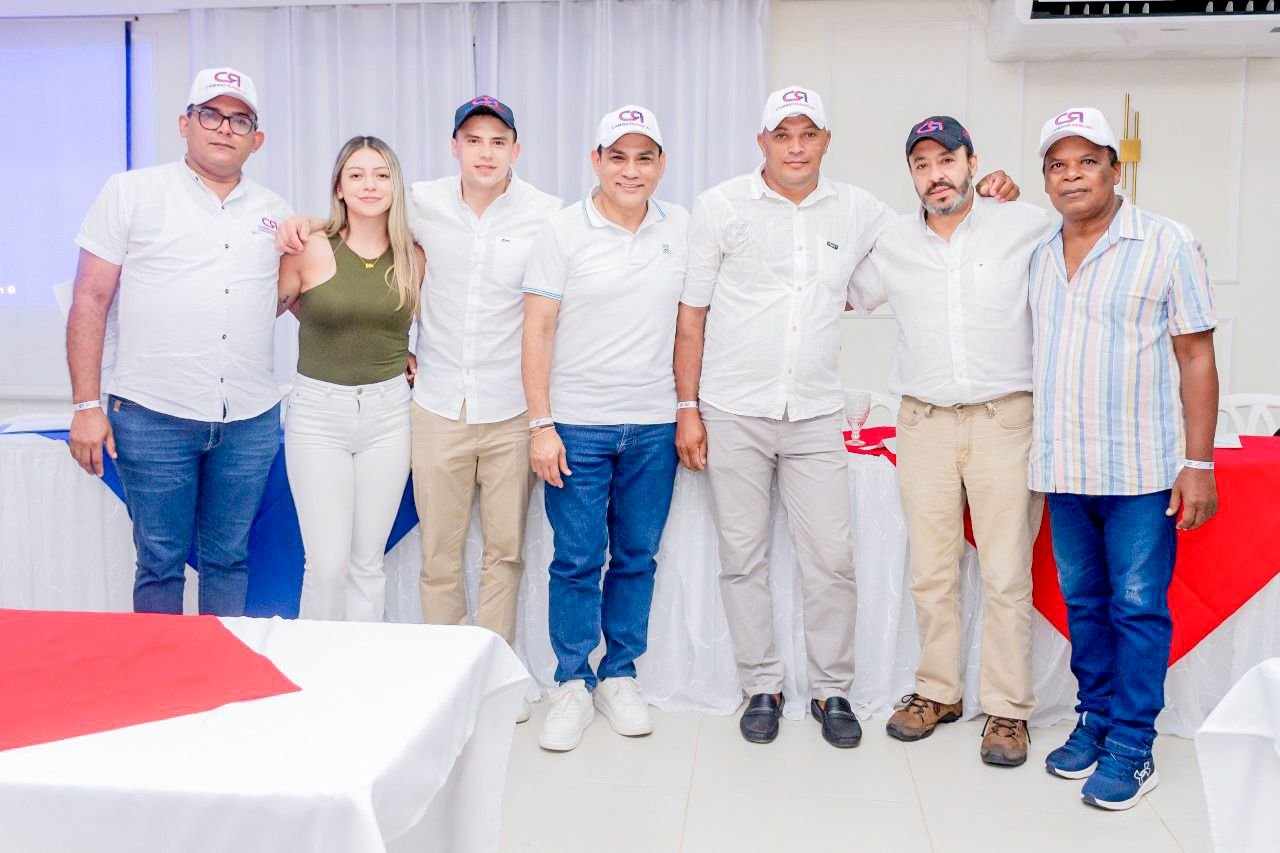 La fotografía muestra a los directivos nacionales y regionales del Partido Cambio Radical. De izquierda a derecha: German Cordova, Pablo Soler, Sofía Macías, Juan Sebastian Rengifo, y el senador de la República, Didier Lobo.