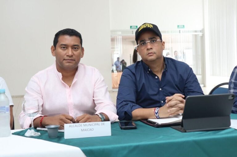 El alcalde municipal de Maicao, Miguel Felipe Aragón González junto al gobernador Jairo Aguilar.