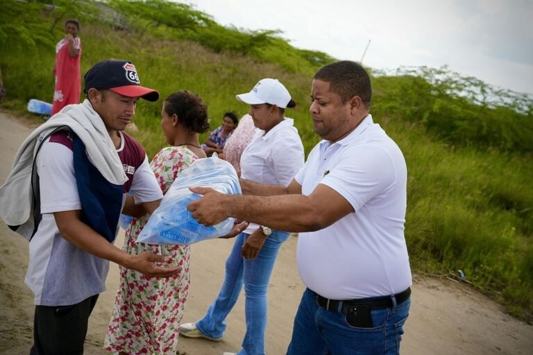 Funcionarios de la alcaldía de Riohacha entregaron ayudas a familias de Cangrejito