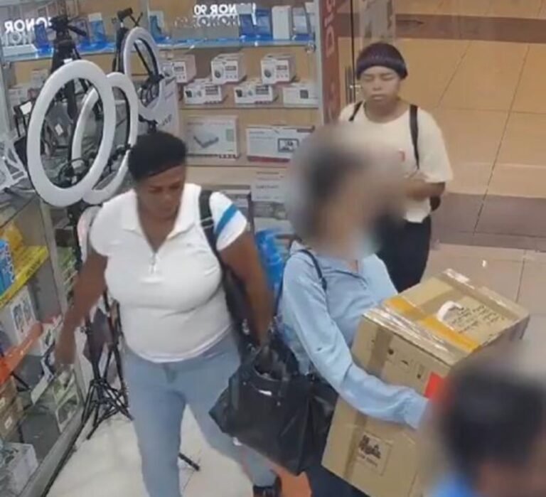 Mujer en Riohacha roba un celular y queda registrada en cámaras de seguridad, ahora es buscada por las autoridades