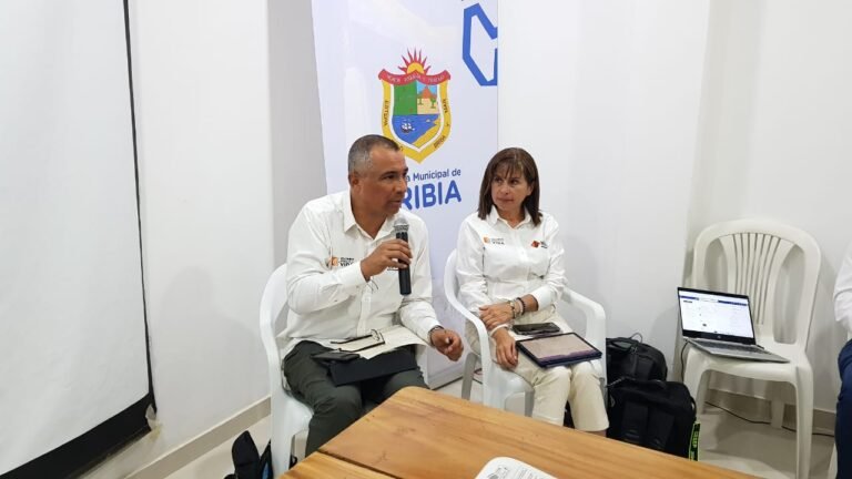 Director de Invías, Juan Carlos Montenegro; y la subdirectora Carolina Barbanti.
