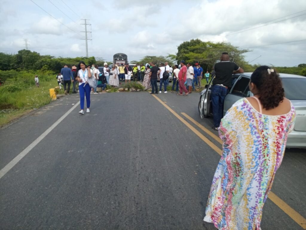 Dos bloqueos afectaron vías de La Guajira por problemas educativos y falta de pagos