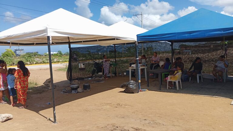 Damnificados de Villa Fátima exigen al alcalde de Riohacha que les suministren alimentos, kits de aseo y un lugar apto para poder resguardarse