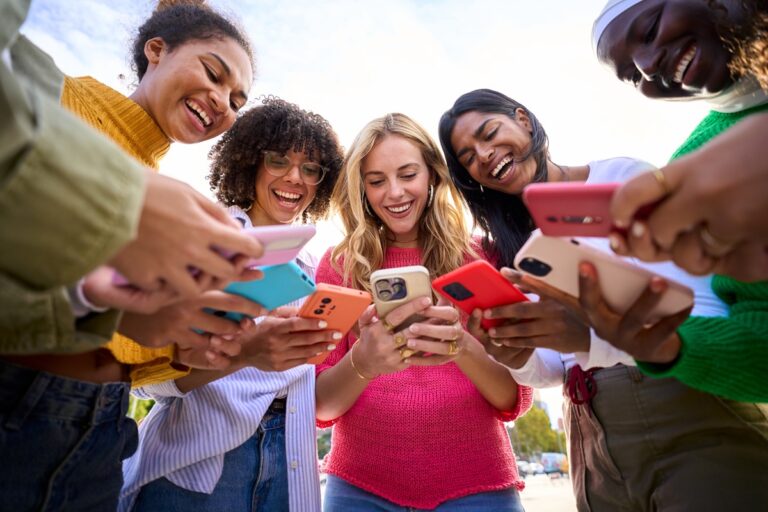 Jóvenes y uso de celular en centros educativos.