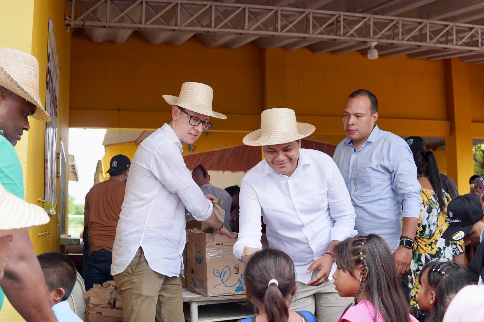 “Más de 50 mil paquetes van a casa para mantener la nutrición de niños, niñas y adolescentes de Riohacha”: Genaro Redondo