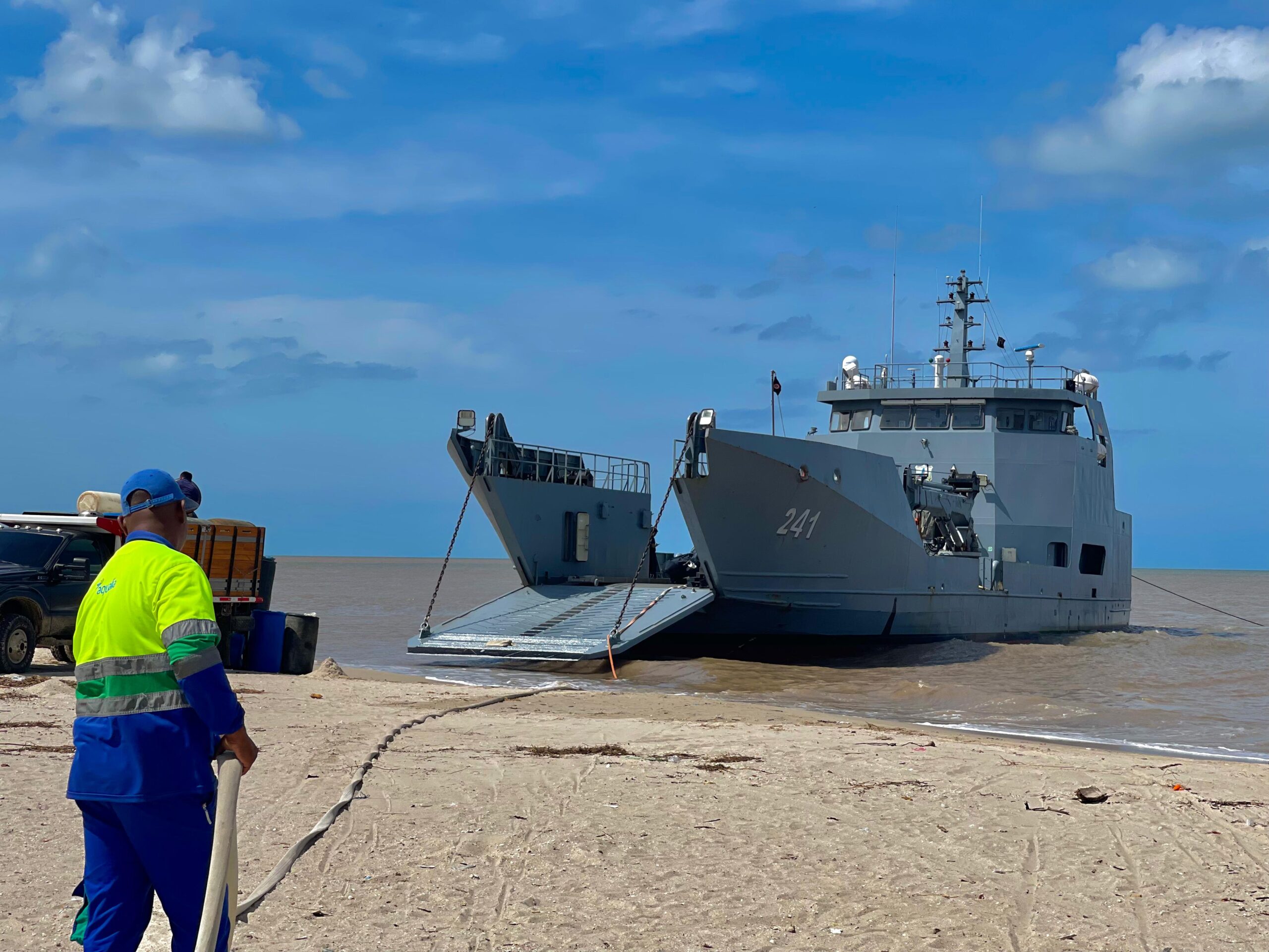 Aqualia apoya labor humanitaria de la Armada Nacional en la Alta Guajira donando más de 140 mil litros de agua al buque ARC Golfo de Urabá