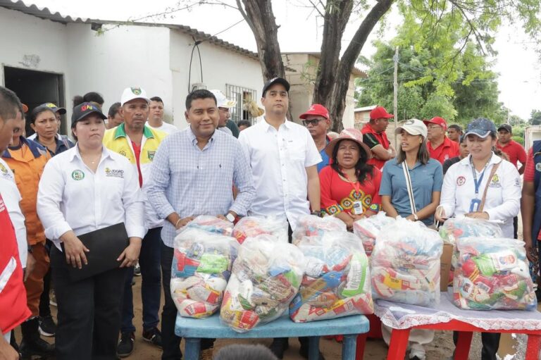 Gobernador Jairo Aguilar y alcalde de Maicao realizan la entrega de ayudas humanitarias en el barrio Donit Vergara