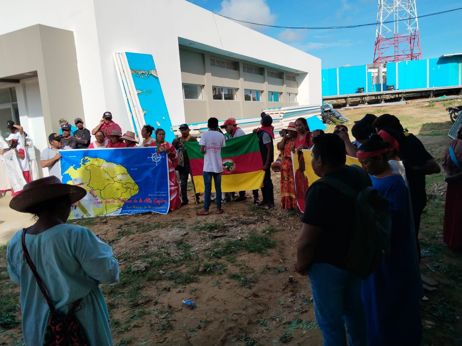 Presidente Gustavo Petro y gobernador Jairo Aguilar visitan zonas más afectadas por lluvias en La Guajira