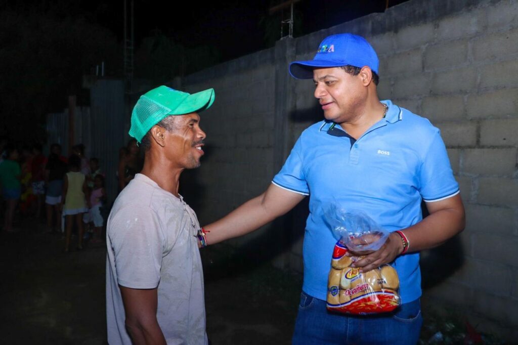 Alcalde de Riohacha entregó ayudas humanitarias a los habitantes de los barrios La Cosecha y Caribe