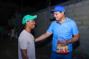 Alcalde de Riohacha entregó ayudas humanitarias a los habitantes de los barrios La Cosecha y Caribe