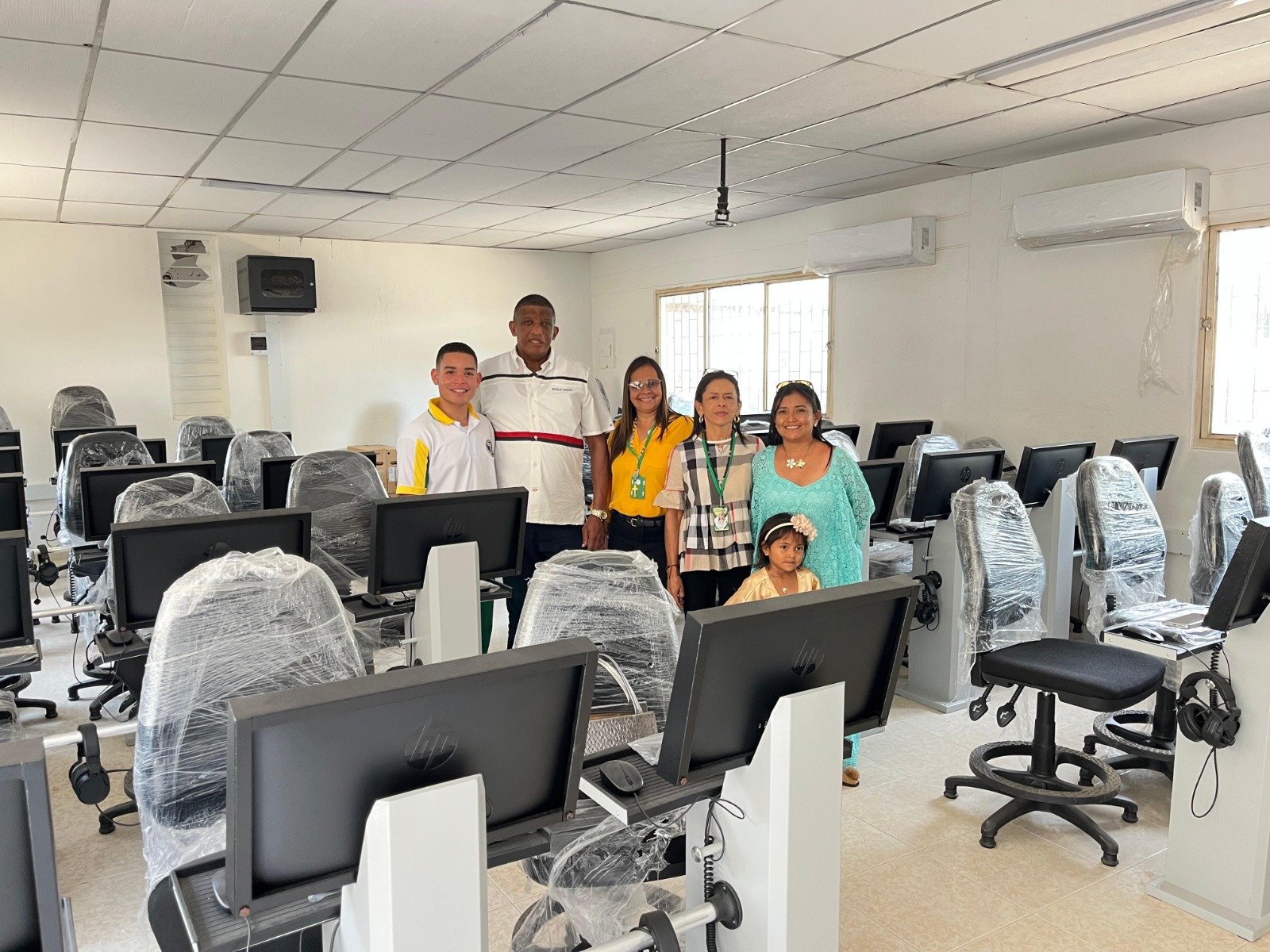 Fonseca fortalece la educación con nuevas aulas interactivas