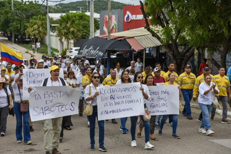 Empleados de Cerrejón marcharon pacíficamente tras 15 días de bloqueos en la línea férrea