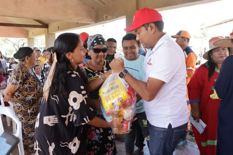 Alcalde de Maicao realizó la entrega de ayudas humanitarias a afectados por las fuertes lluvias