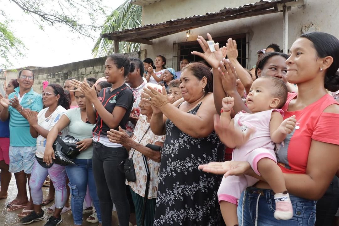 Gobernador Jairo Aguilar y alcalde de Maicao realizan la entrega de ayudas humanitarias en el barrio Donit Vergara