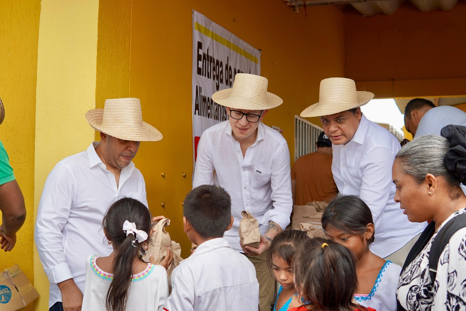 “Más de 50 mil paquetes van a casa para mantener la nutrición de niños, niñas y adolescentes de Riohacha”: Genaro Redondo