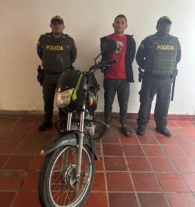 Moto robada fue recuperada en plan candado; capturado intentó intimidar a policías