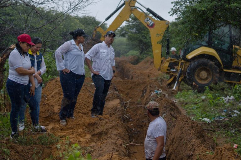 Gobernador Aguilar verificó evacuación de agua en Villa Fátima y Las Delicias por ola invernal en Riohacha