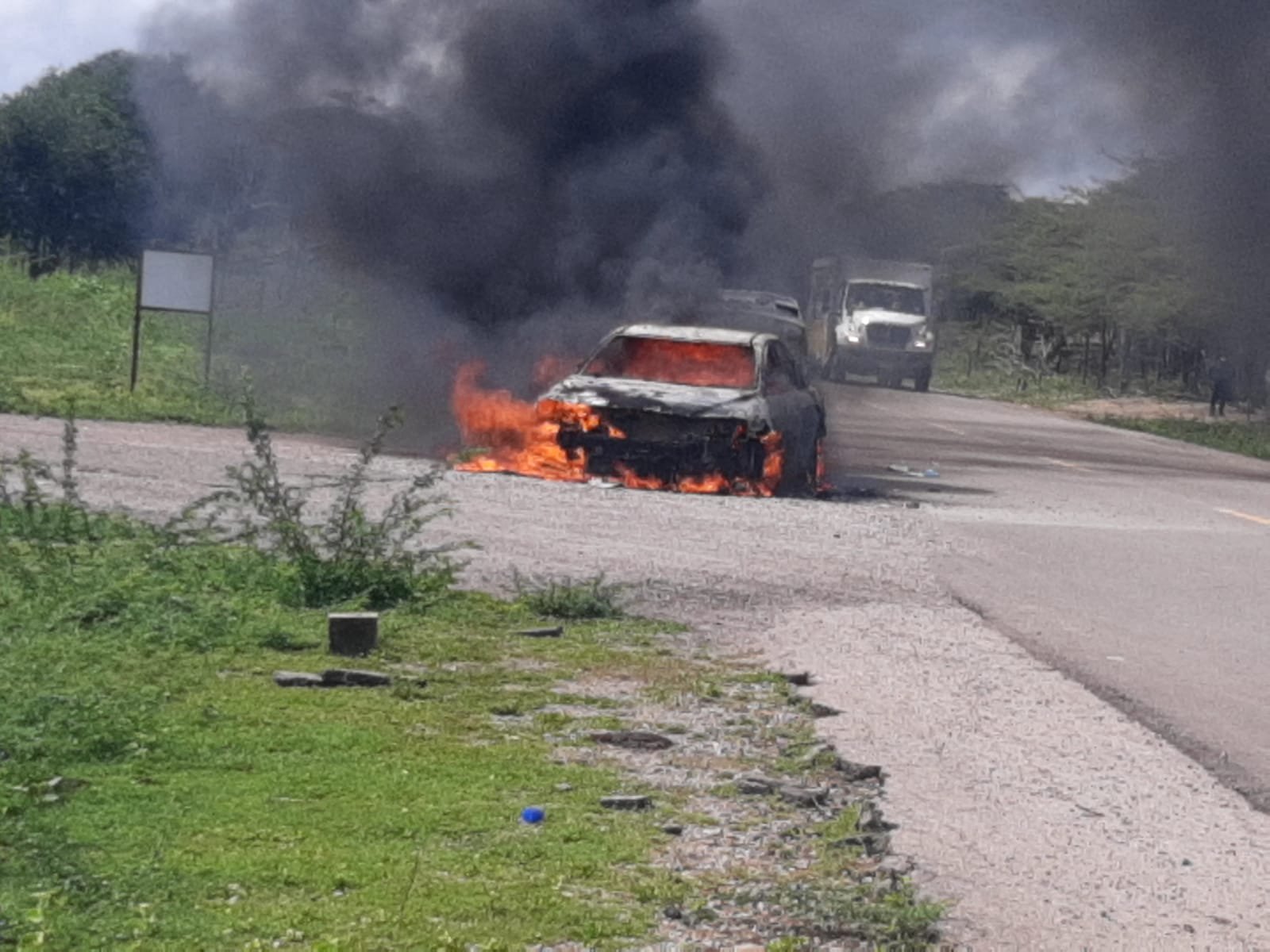 Emergencias en vías de La Guajira dejaron un incendio y un carro fuera de control