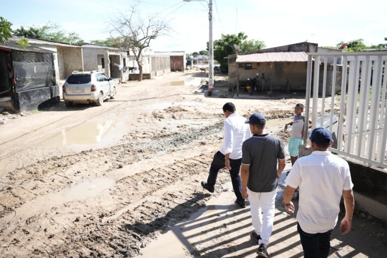 Alcalde Genaro Redondo se mantiene con su gente, atendiendo de manera integral la ola invernal en Riohacha