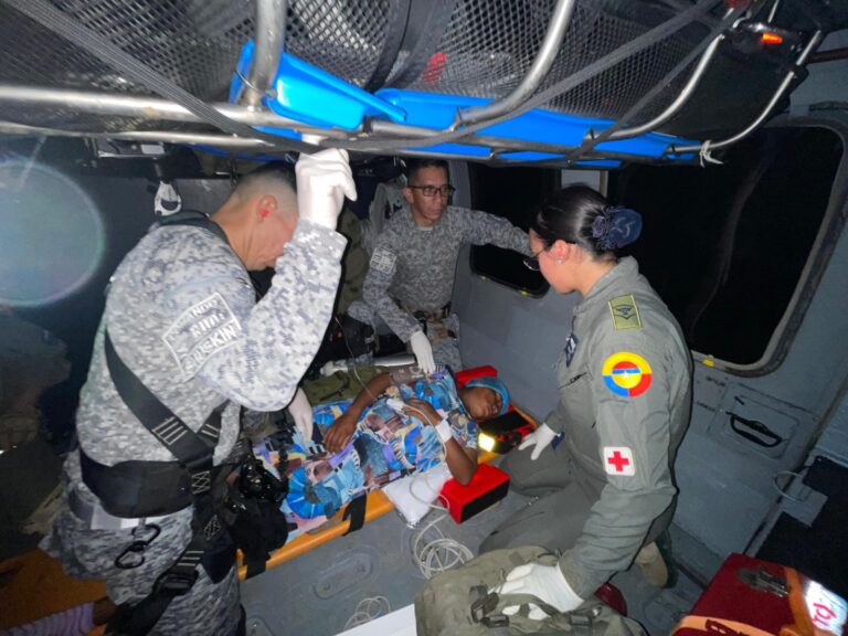 Mujer en estado de embarazo es evacuada por la Fuerza Aeroespacial en Siapana, Alta Guajira