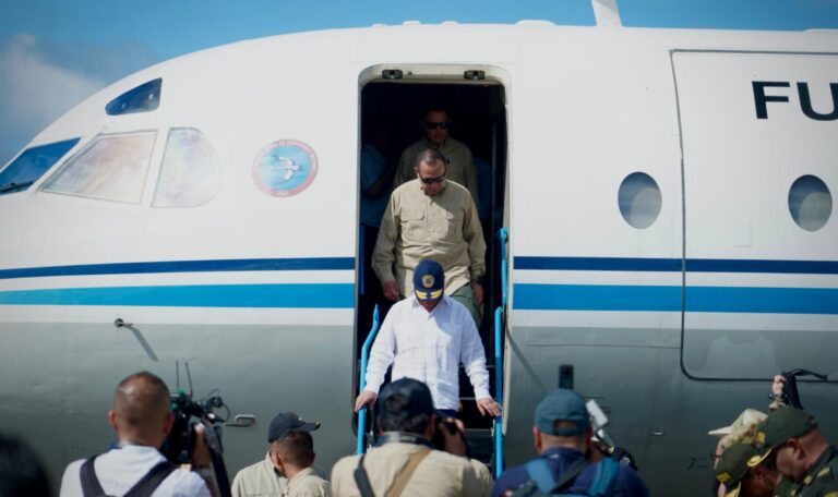 Presidente Gustavo Petro y gobernador Jairo Aguilar visitan zonas más afectadas por lluvias en La Guajira