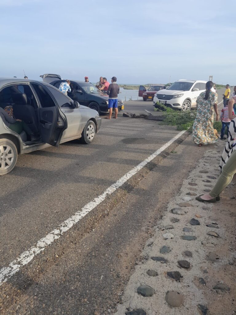 Nuevamente bloquean la vía por carro dañado durante inundaciones en Manaure