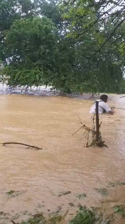 Estudiantes siguen arriesgando sus vidas en arroyos en la Alta Guajira