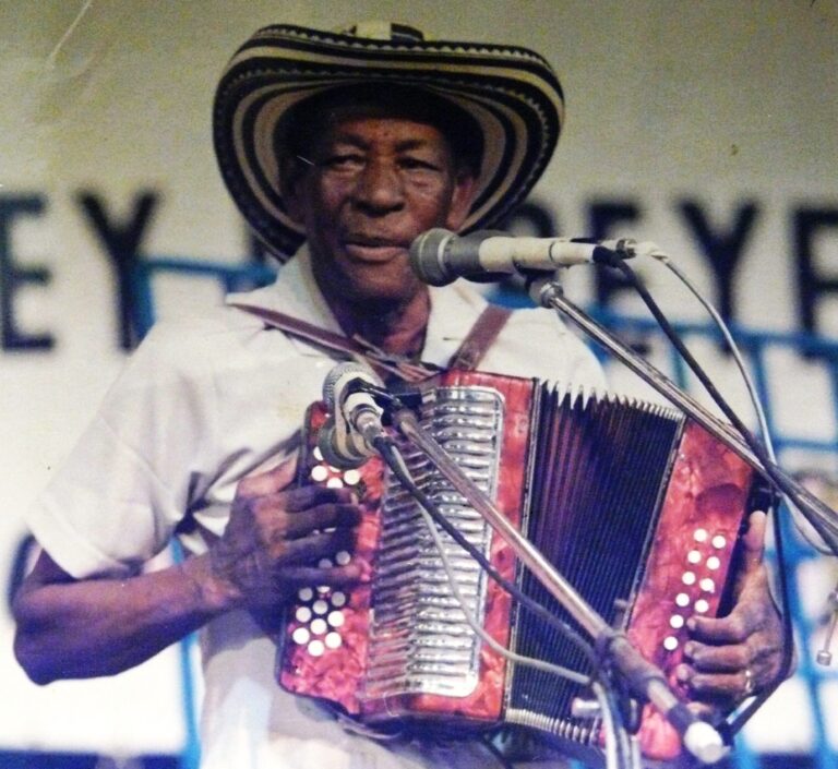 El Rey Vallenato Alejo Durán, siempre lució con orgullo su 'Pedazo de acordeón'