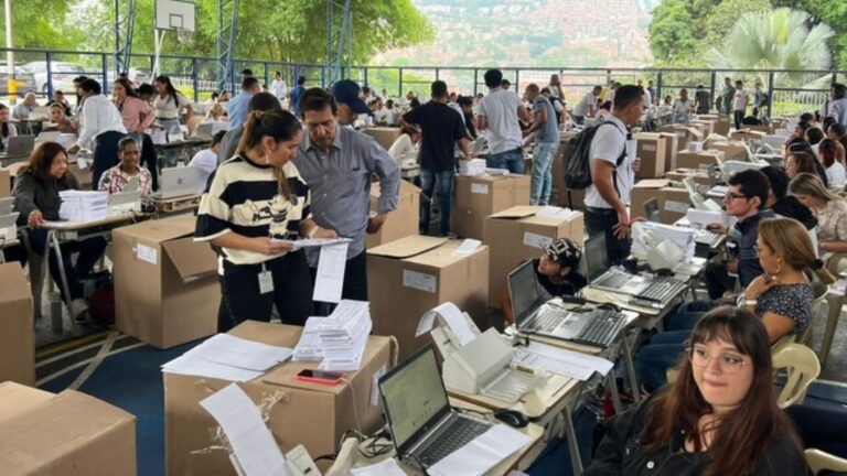 La oposición que se arropó con el poder