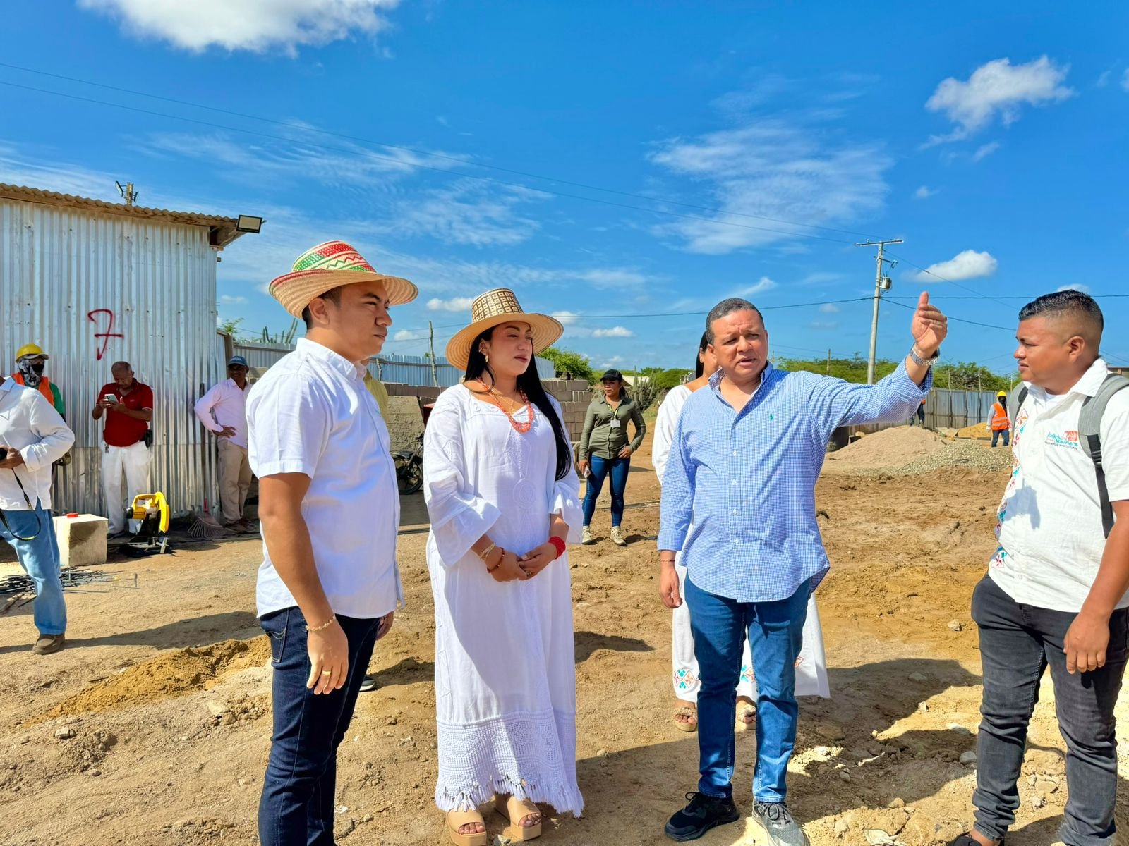 Juan Palmezan en compañía de la senadora Martha Peralta, verificando la construcción del Hospital indígena en Mayapo.