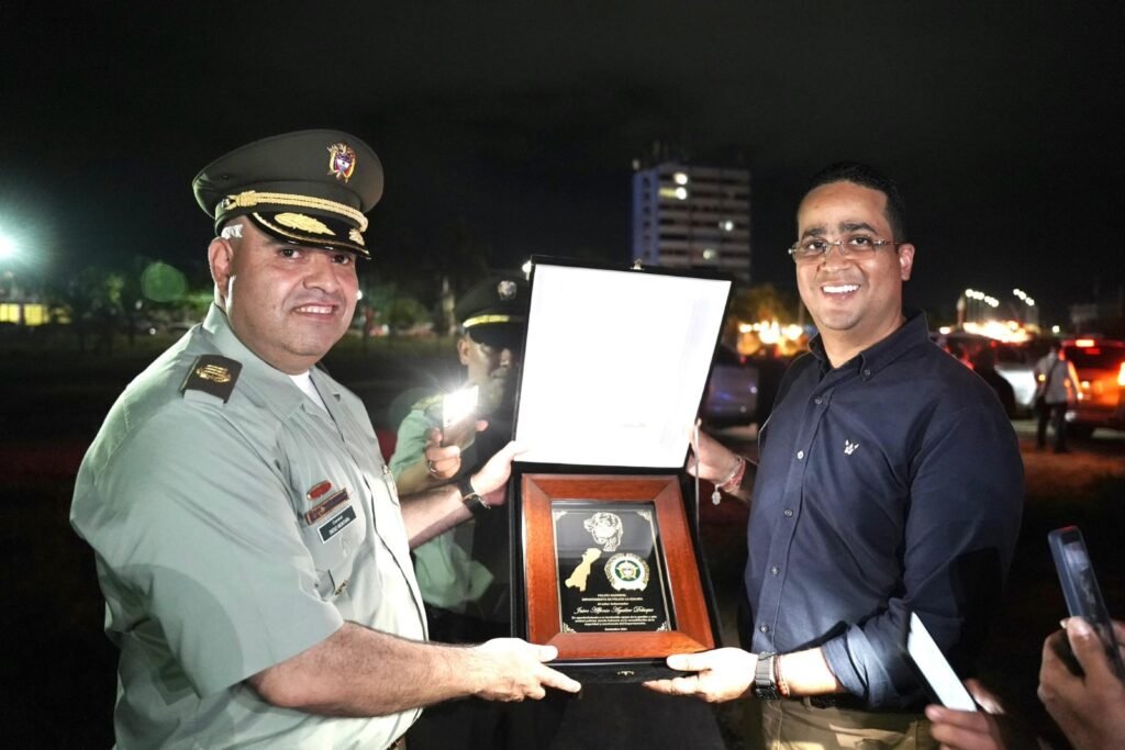 Gobernador Jairo Aguilar recibió reconocimiento por parte de la Policía Nacional de La Guajira