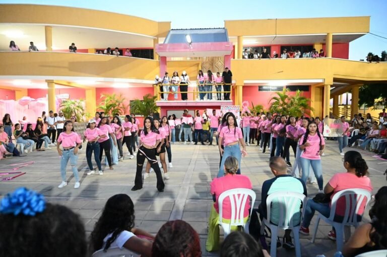 Uniguajira sede Maicao cerró el mes de la lucha contra el cáncer de mama con eventos de moda, pasarela y artes