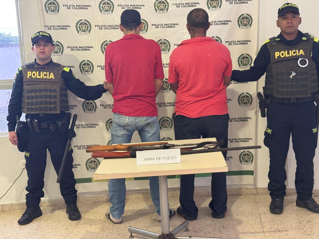 Hallan a dos hombres armados con escopetas en plan candado