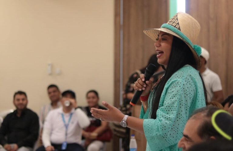 Senadora Martha Peralta durante la mesa técnica en el municipio de Manaure.