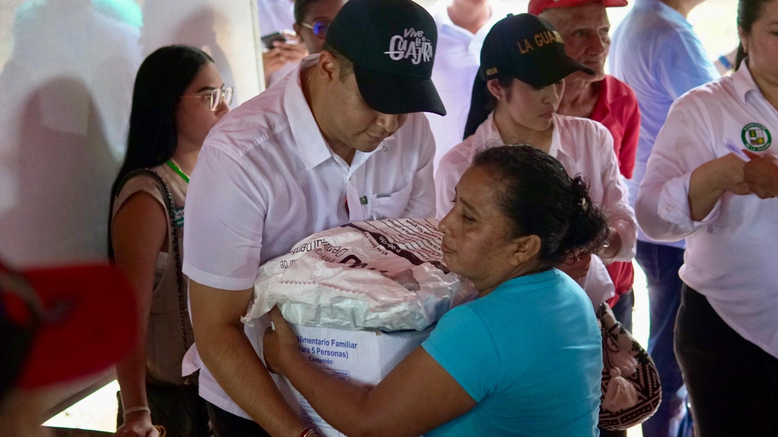 El gobernador Jairo Aguilar Deluque entrega ayuda humanitaria en Dibulla para las familias afectadas por la tormenta tropical ‘Rafael’.