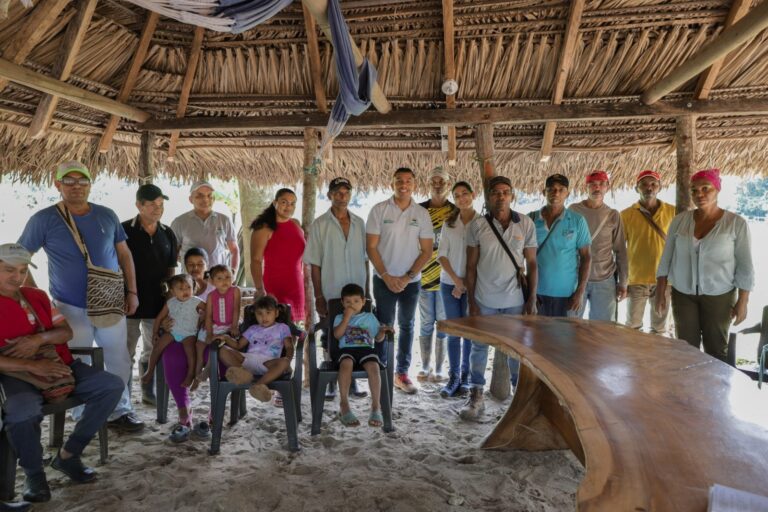 Corpoguajira trabaja junto a la comunidad rural de Dibulla para analizar futuros proyectos en pro del medio ambiente