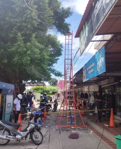 Acometida intervenida ocasionó cortocircuito en zona comercial de Fonseca