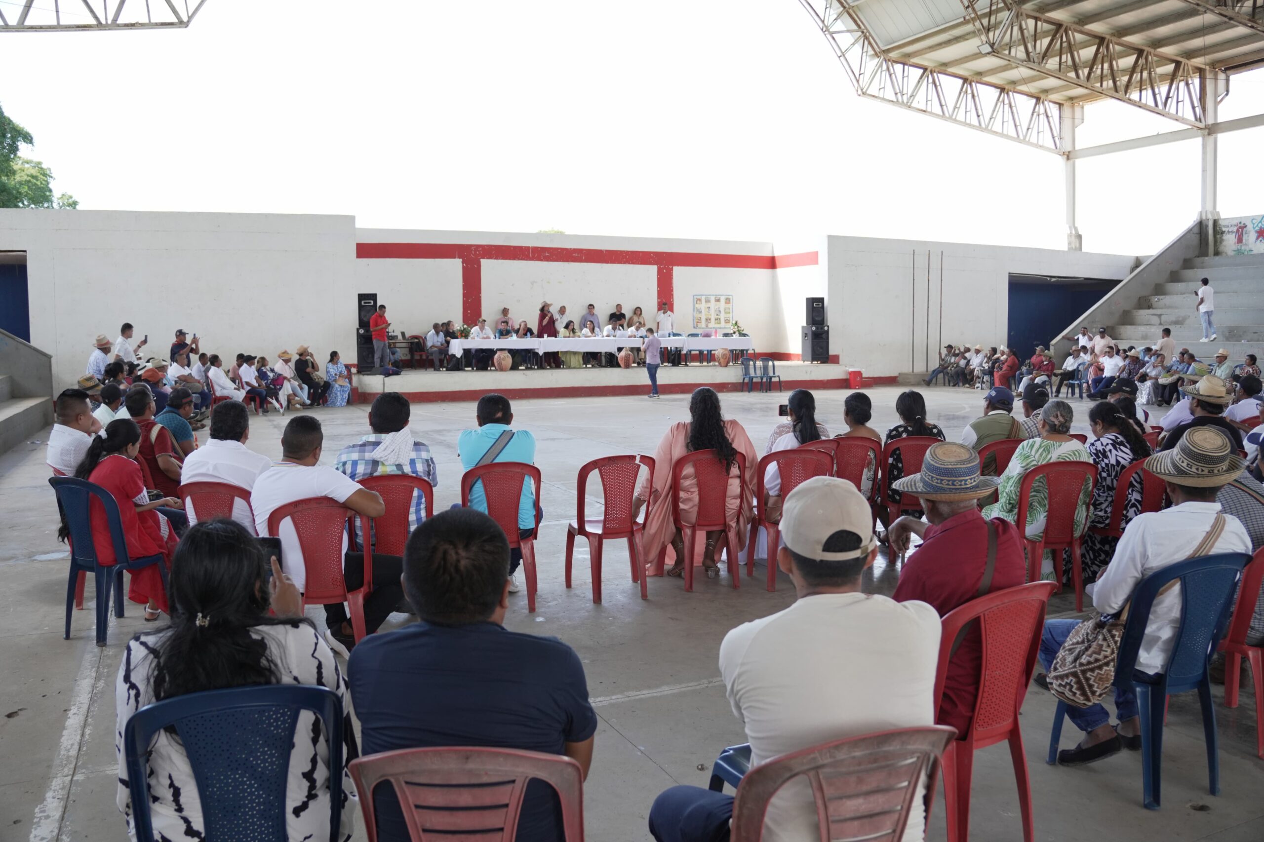 Con presencia de altos funcionarios, la senadora Martha Peralta propone acciones para potenciar transporte escolar en La Guajira