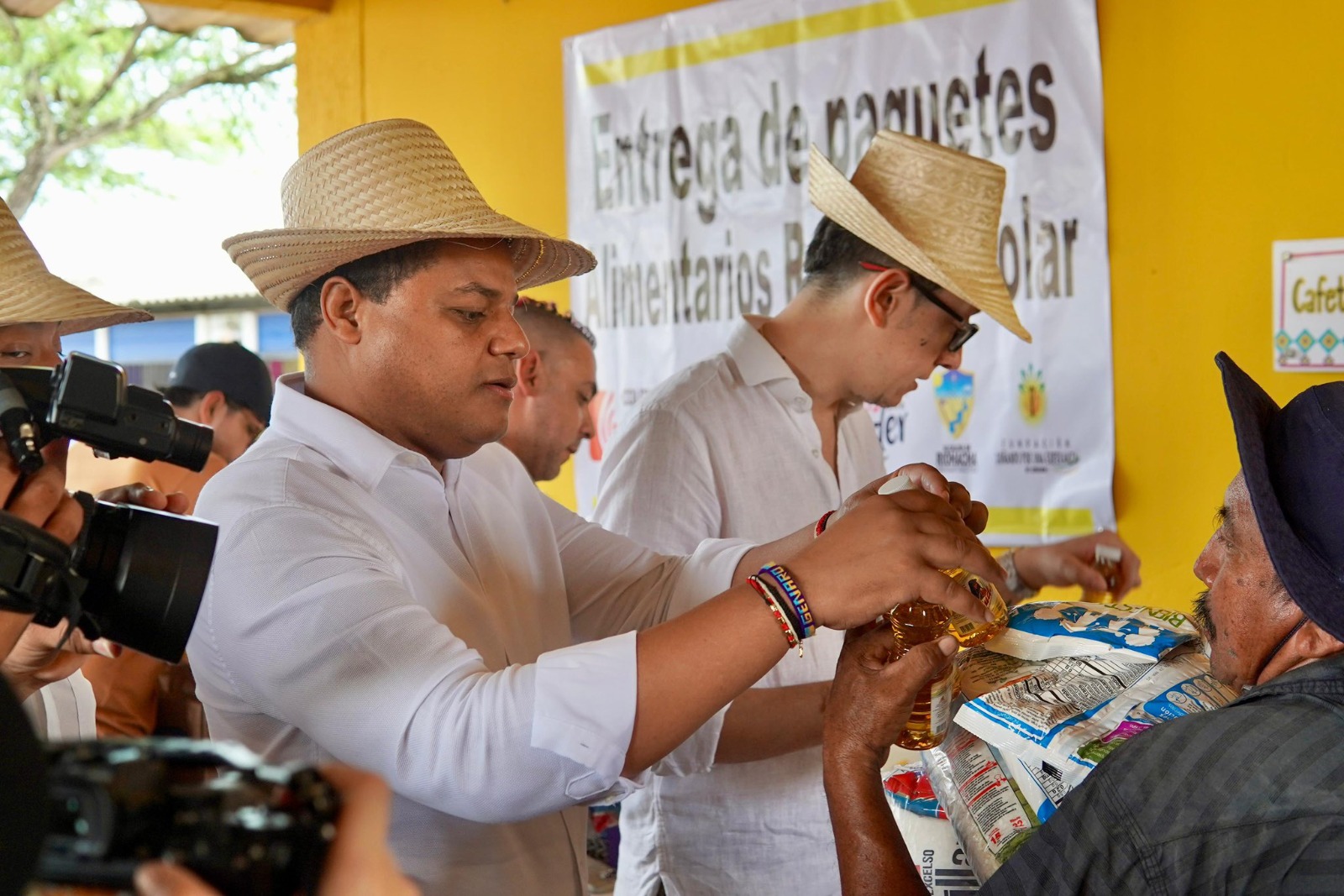 “Más de 50 mil paquetes van a casa para mantener la nutrición de niños, niñas y adolescentes de Riohacha”: Genaro Redondo