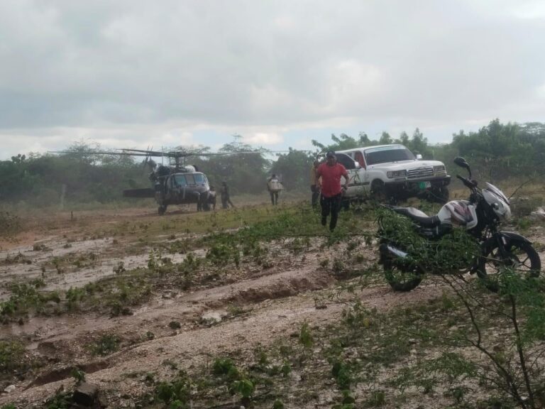 Fuerza Aérea rescató a menor y un adulto en medio de la emergencia en la Alta Guajira