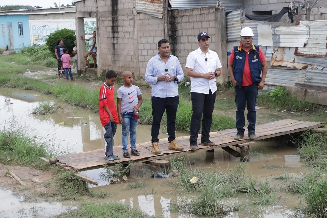 Gobernador Jairo Aguilar y alcalde de Maicao realizan la entrega de ayudas humanitarias en el barrio Donit Vergara