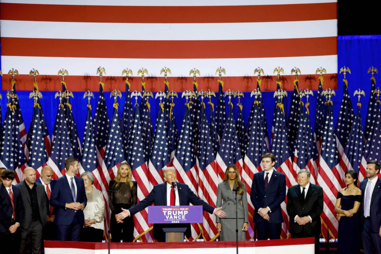 Donald Trump habla durante un evento la noche de las elecciones en el Centro de Convenciones de Palm Beach.