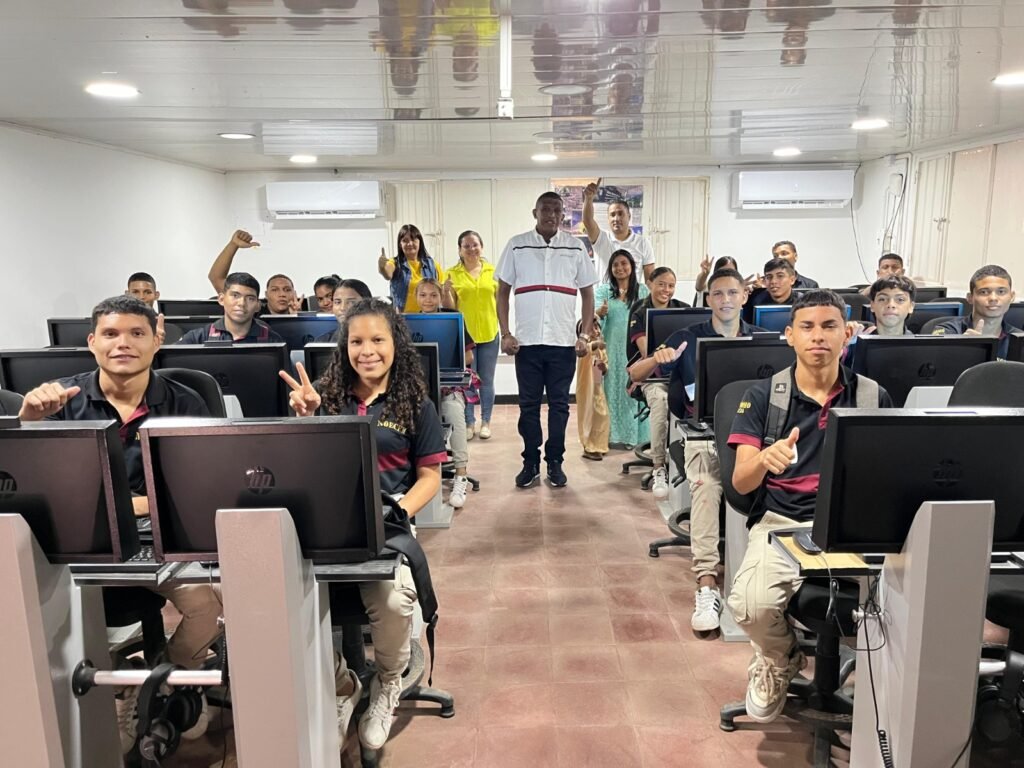 Fonseca fortalece la educación con nuevas aulas interactivas