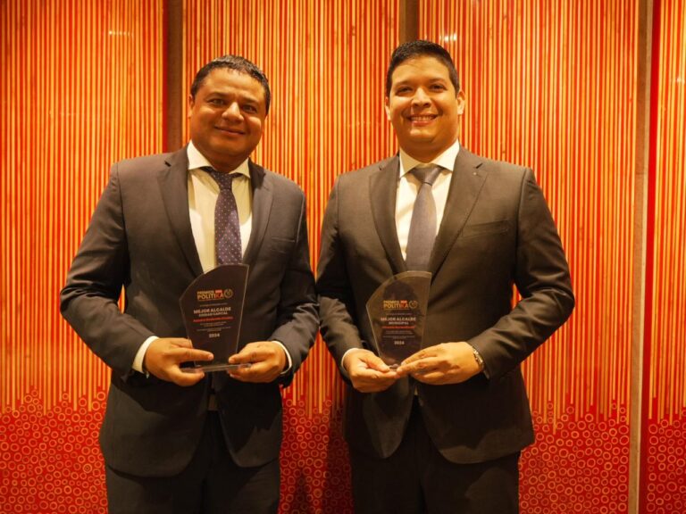 Alcaldes de Riohacha y Barrancas reciben premios en Bogotá por su destacada labor social