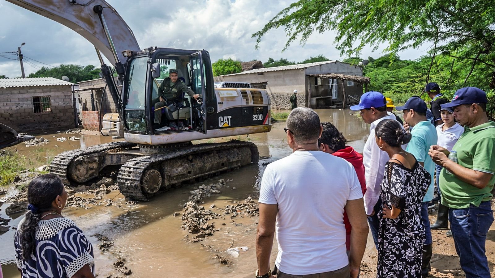 Alcalde Genaro Redondo se mantiene con su gente, atendiendo de manera integral la ola invernal en Riohacha